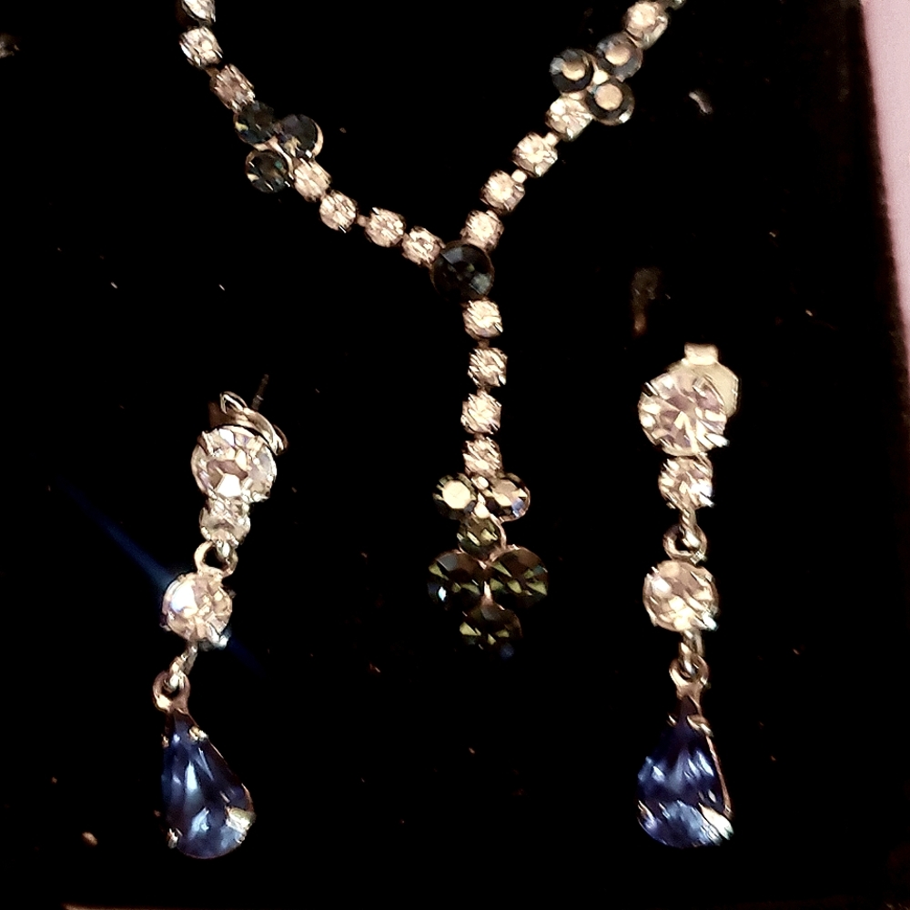 Necklace and earrings set